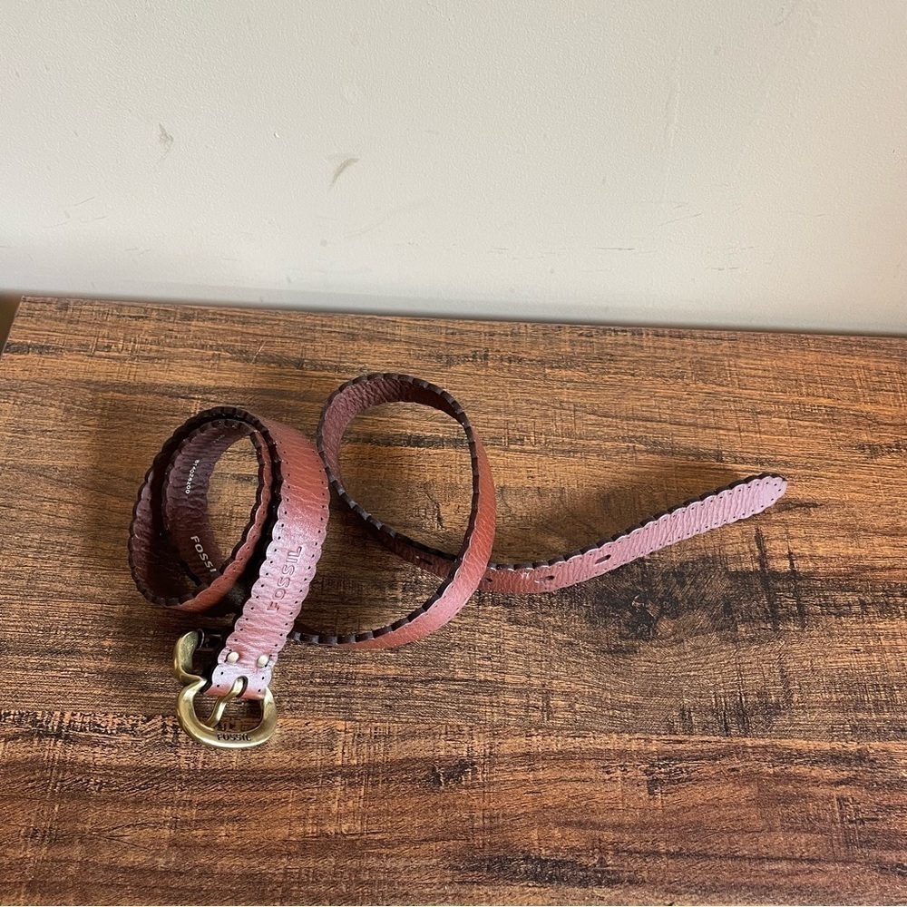 Fossil women’s Size Small Leather belt. Scalloped edge. EUC